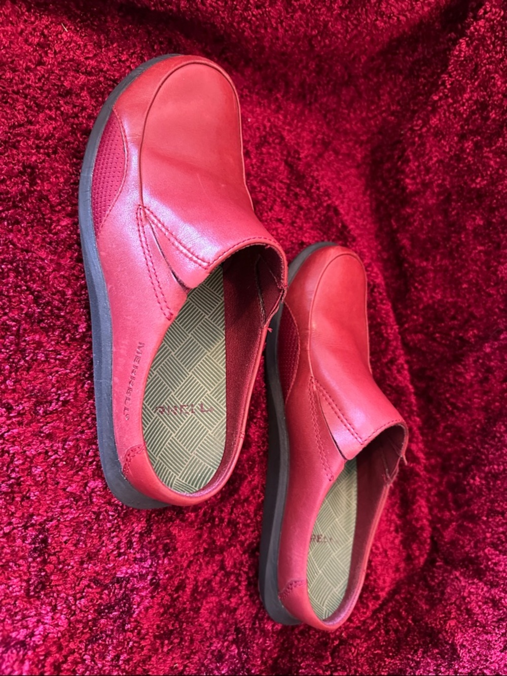 Merrell Ladies Red Leather Sleek Clogs Size 6 in Great Condition